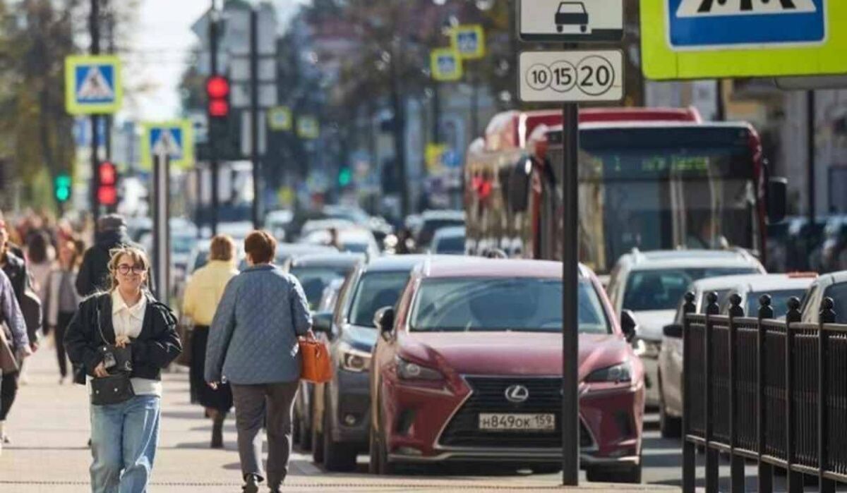     Автомобили в зоне платной парковки. Источник: perm.kp.ru Автор фото: Николай Оберемченко