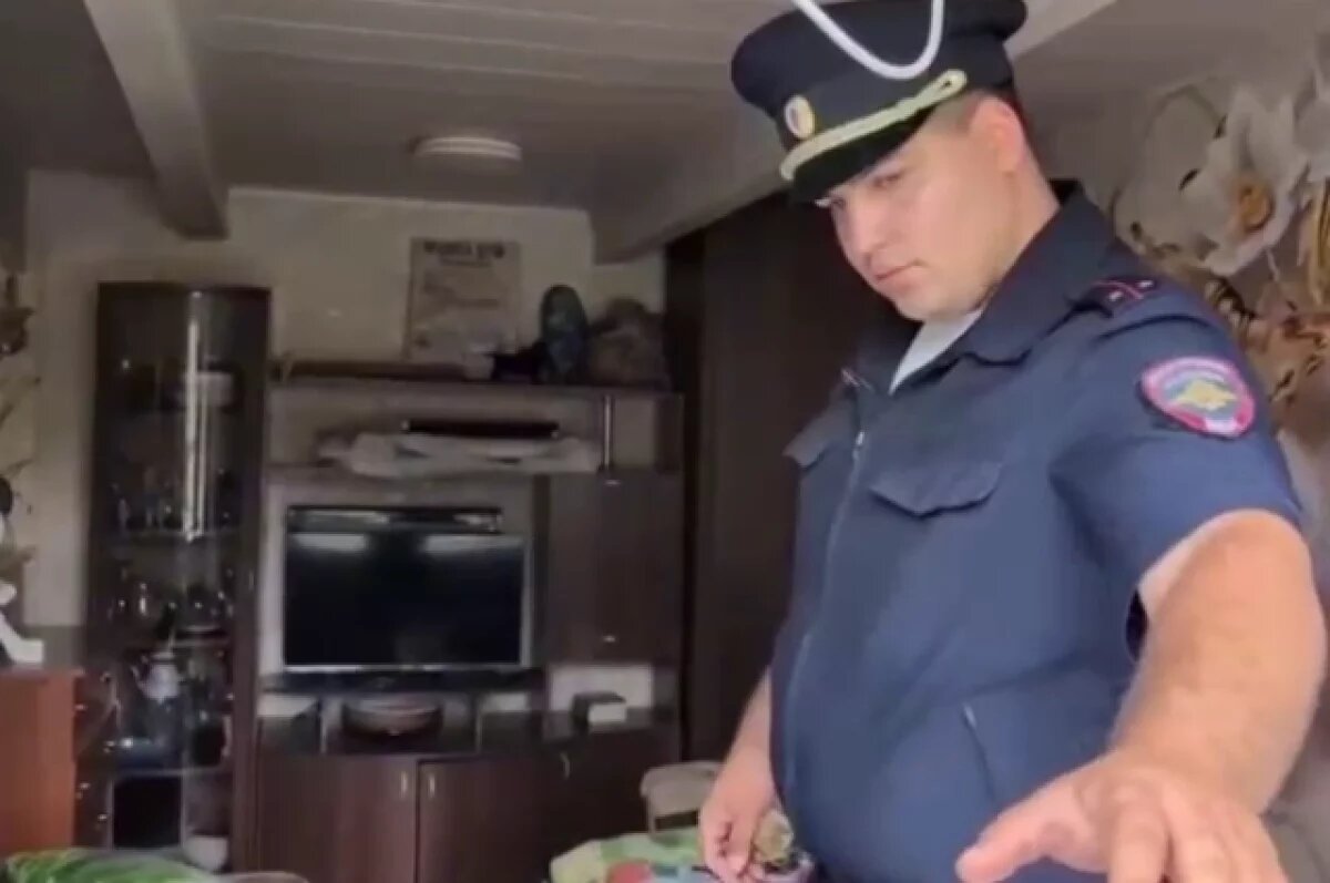    Полицейский спас пенсионерку из горящего дома в Байкальске