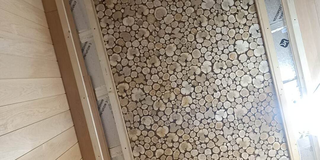 Потолок из можжевеловых спилов. Выполнены работы по монтажу декоративной части потолка в парной: Несущая конструкция: Каркас из бруса 100х50