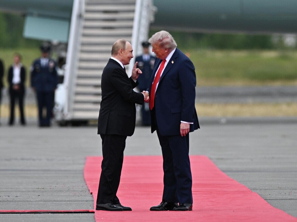    Президент России Владимир Путин и президент США Дональд Трамп (справа) во время встречи на военной базе Эльмендорф-Ричардсон на Аляске© РИА Новости / Сергей Бобылев