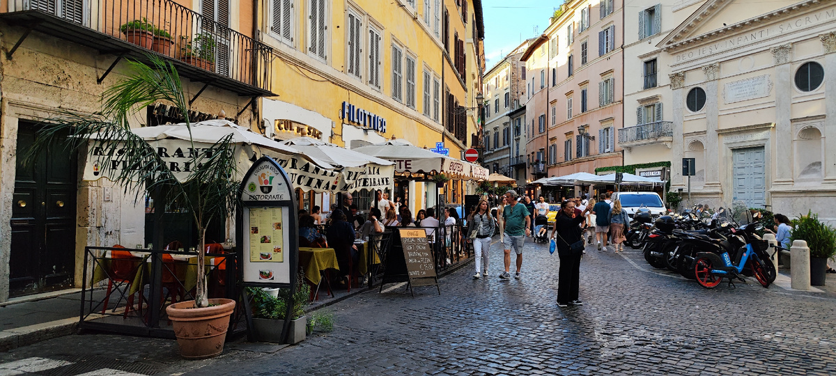 Улица Рима. Где-то недалеко.