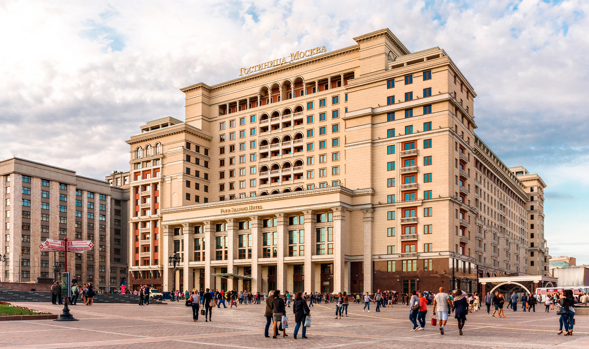 Артистка Мэрион Диксон музицирует в номере и завтракает в ресторане на крыше она как раз в гостинице «Москва».Фото: Gubin Yury / Shutterstock.com
