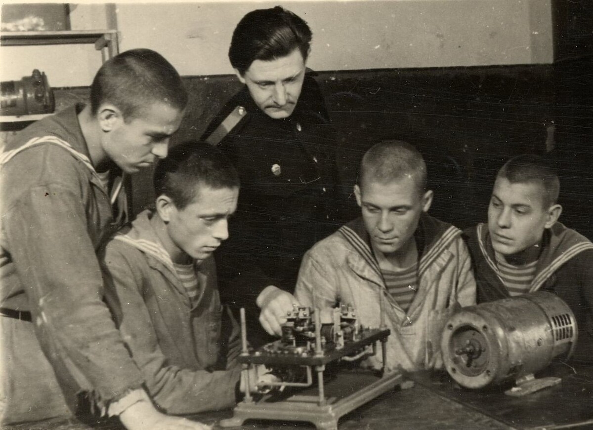 Благодаря наставникам юнги-речники достаточно быстро осваивали механизмы и основы управления судами. Фото culture.ru.