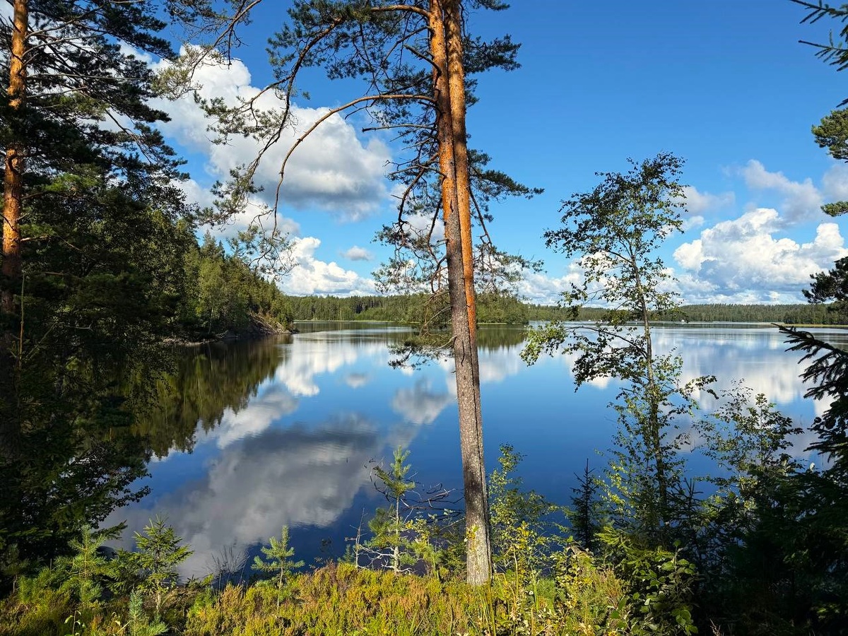 Вид на Капитоновское озеро со стоянки на горе.