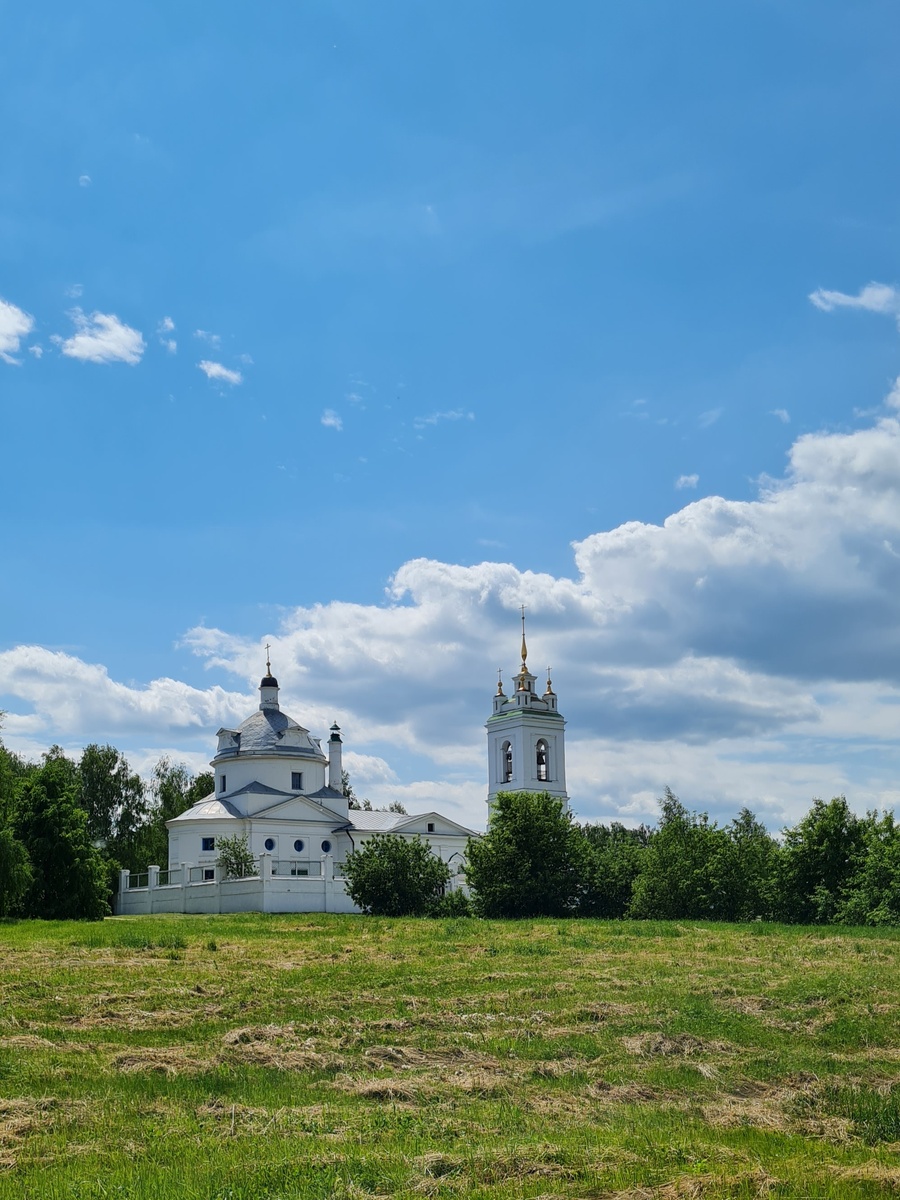 Церковь в с.Константиново, где крестили поэта (автор фото Л.Баева)