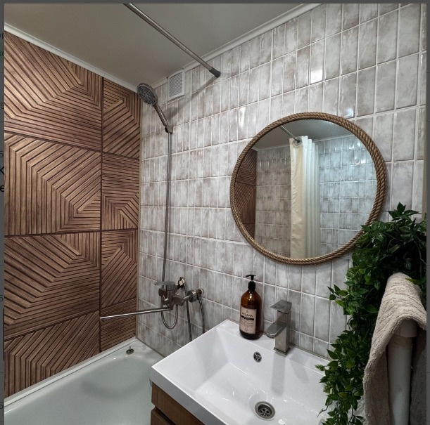 Стеновые панели Дуб медовый и Жемчуг от бренда Центурион в ванной комнате