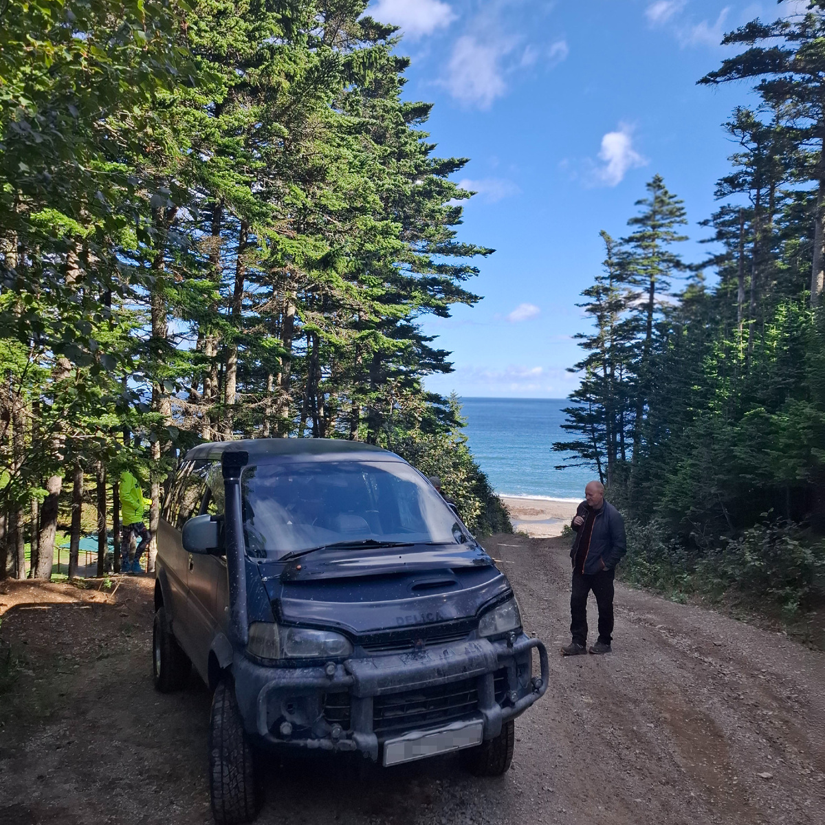 Ехали на Mitsubishi Delica. В группе было 5 человек плюс водитель. Дорога выглядит идеальной, но это обманка. Фото автора.