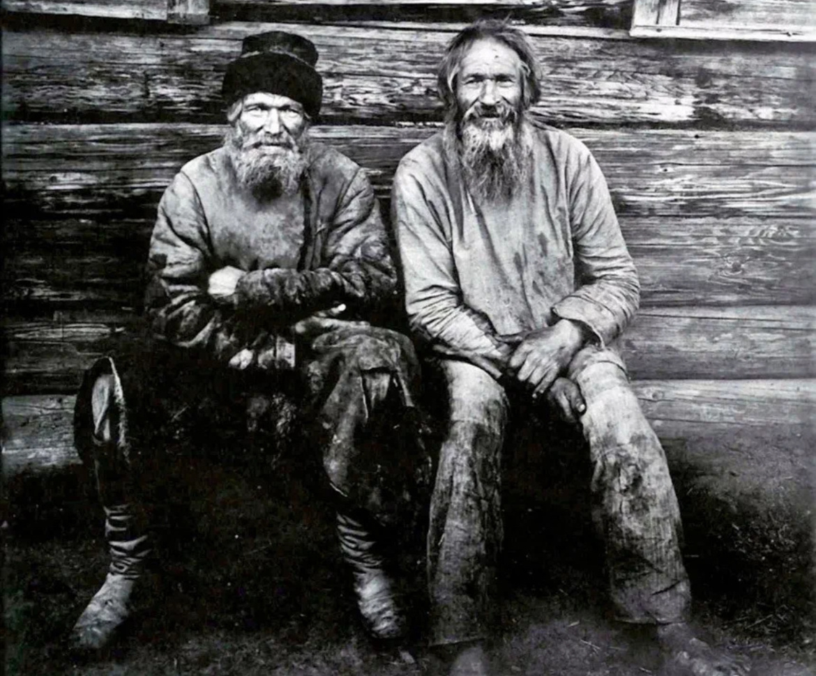 Если приглядеться, то это вовсе не старые деды: окладистая борода, усы и немолодящая прическа плюс обилие загара, приводящего к преждевременному старению кожи и в 40 ты выглядишь как древний дед 