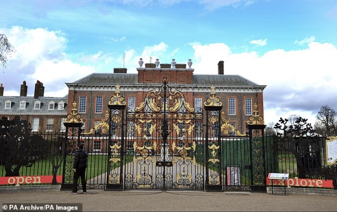 Фасад Кенсингтонского дворца. Это одна из старейших королевских резиденций, которая до сих пор используется. Она служит резиденцией королевской семьи с 1689 года, когда Вильгельм III купил особняк у графа Ноттингема.