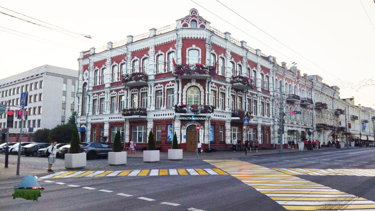 Бывший доходный дом Лейбы Маянца, теперь Белпочта (Главпочтамт) в Гомеле с диагональным пешеходным переходом