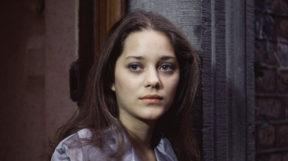 Марион Котийяр родилась в Париже в семье театральных актеров. Кинокарьеру начала в 1993 году, снявшись в предпоследней серии первого сезона американского сериала «Горец». В 1996 году получила свою первую главную роль в телевизионном фильме «Хлоя» (кадр на фото) .📷Фото: Jean-FranГ§ois Rault / Sygma / Getty Images