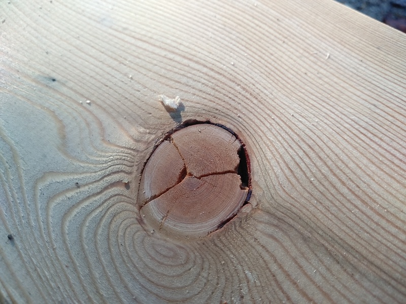 Сучок на доске из лиственницы самой низшей категории