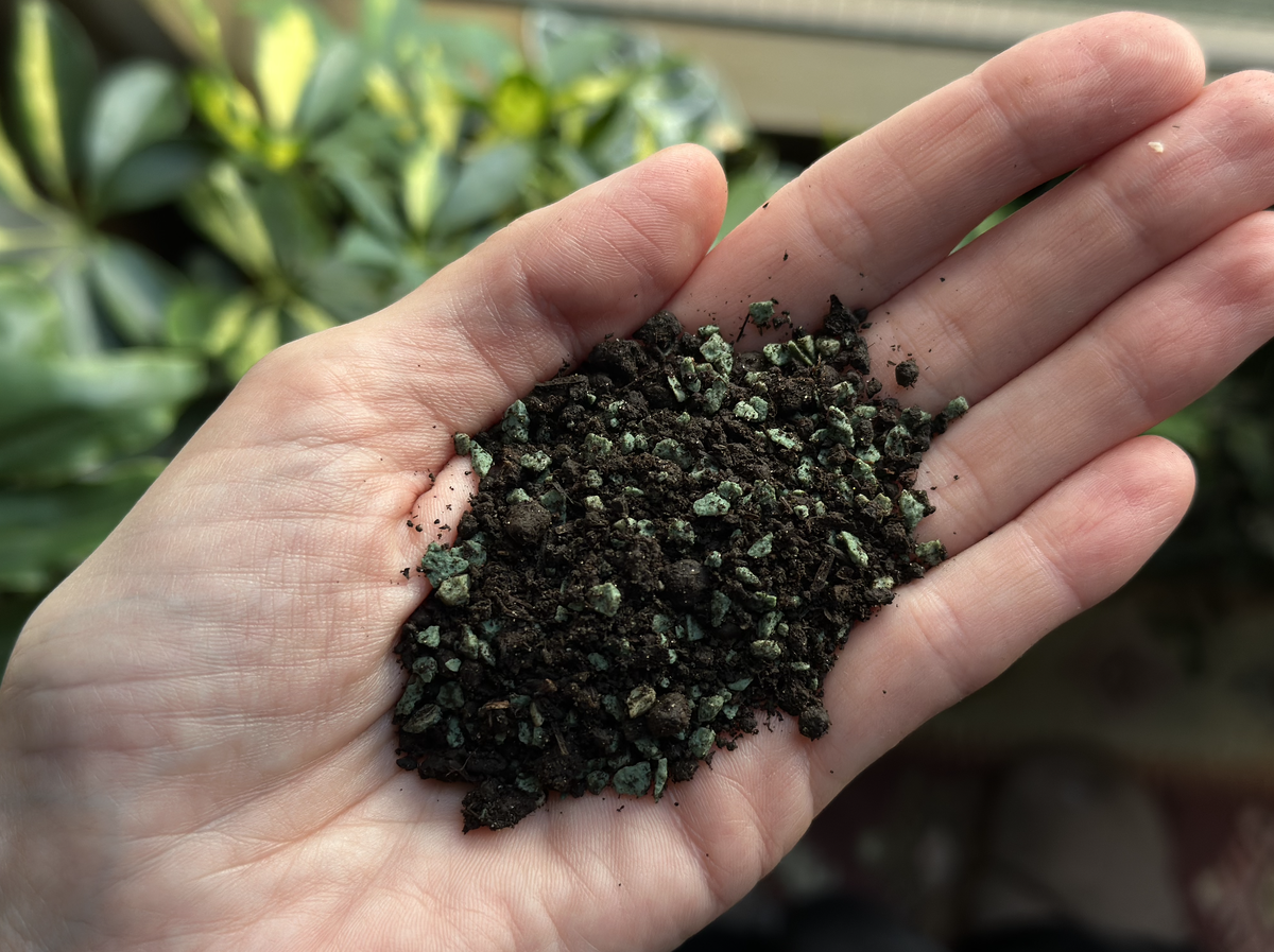 Цимус состоит из биогумуса и обогащенного бактериями цеолита