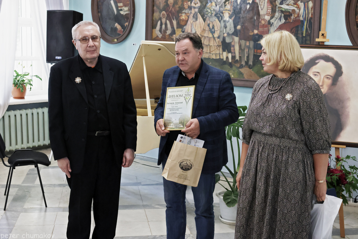 Алексей Витаков (в центре), Андрей Шацков и Оксана Шейкина на вручении премий XIII Международного литературного тютчевского конкурса «Мыслящий тростник», 23 августа 2025 года. 