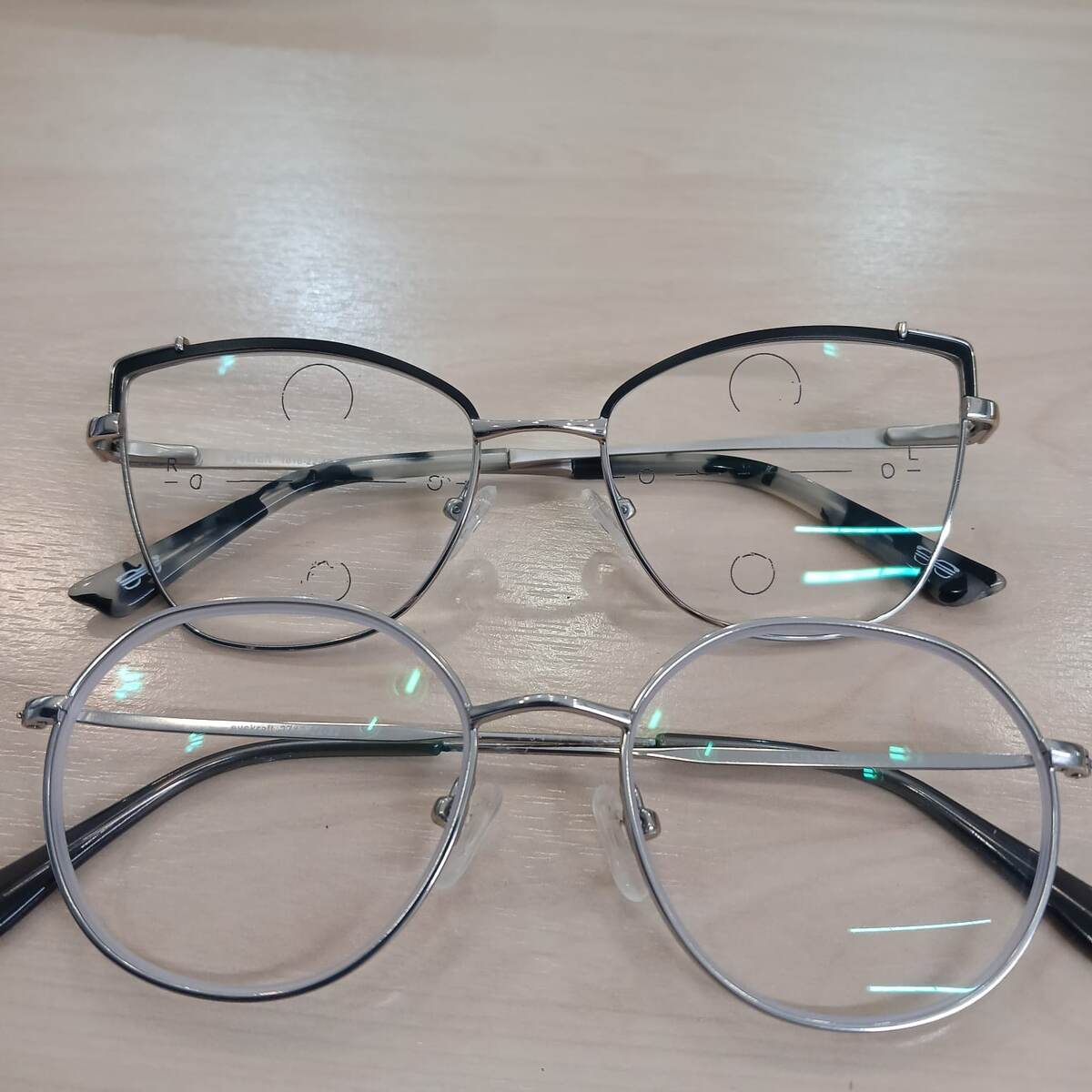 Если вы - очкарик, вам срочно нужен оптометрист или оптометристка :)