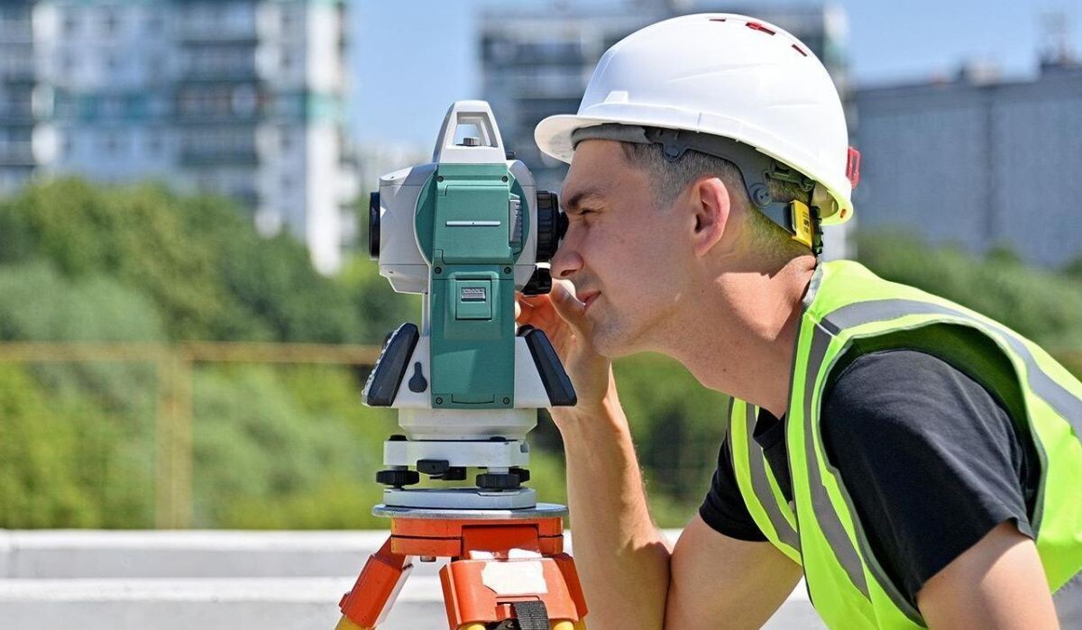     Дорожный рабочий. Источник: mos.ru Автор фото: Пресс-служба Мэра и Правительства Москвы