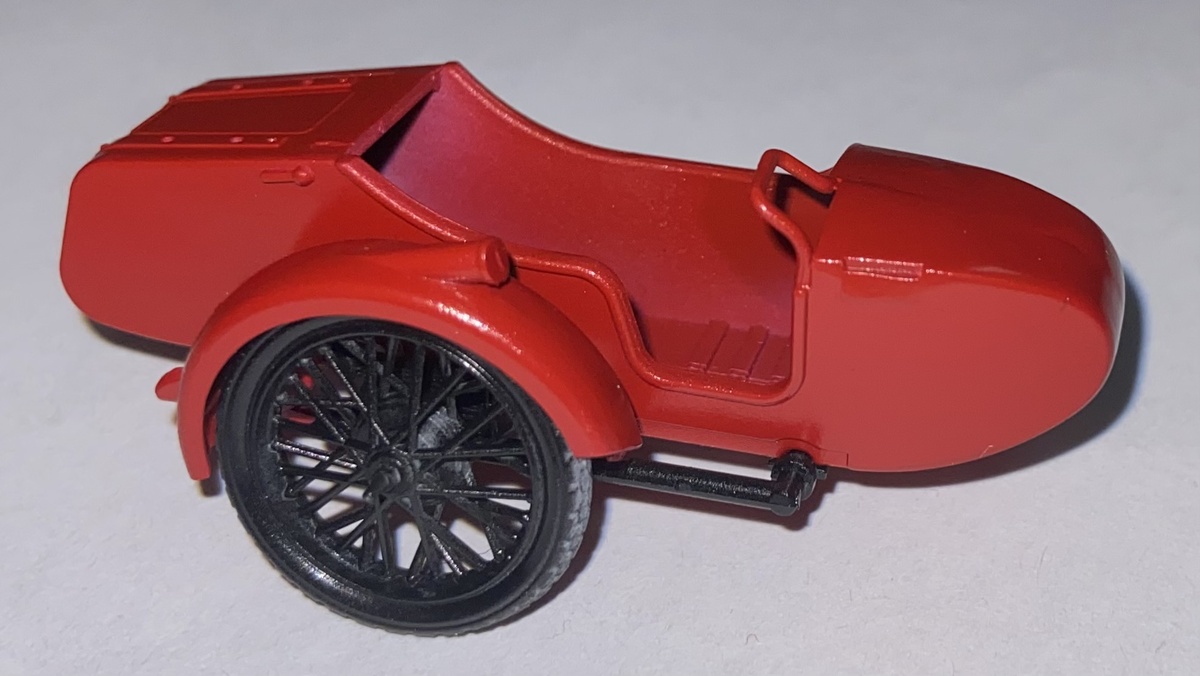 В процессе сборки и окраски модели. Сборная модель германского тяжёлого мотоцикла с коляской и экипажем BMW R-12. Масштаб: 1/35. производитель: "Звезда". Фото из личного архива автора © 2025 год. 
