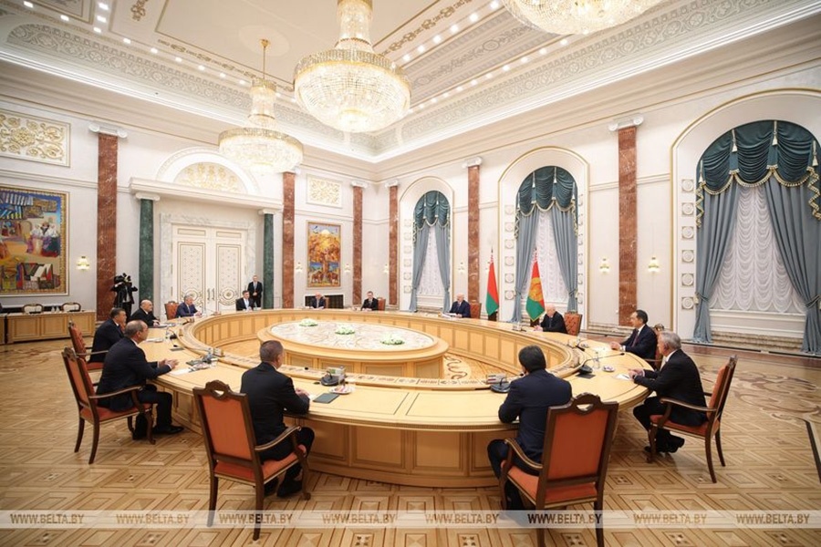     Александр Лукашенко: Беларусь видит в СНГ и ЕАЭС инструмент построения равноправных отношений