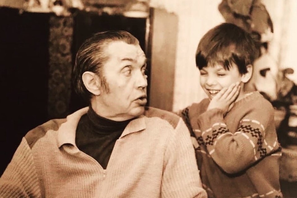    Роберт Рождественский со своим старшим внуком Алексеем. Фото: страница Екатерины Рождественской в VK