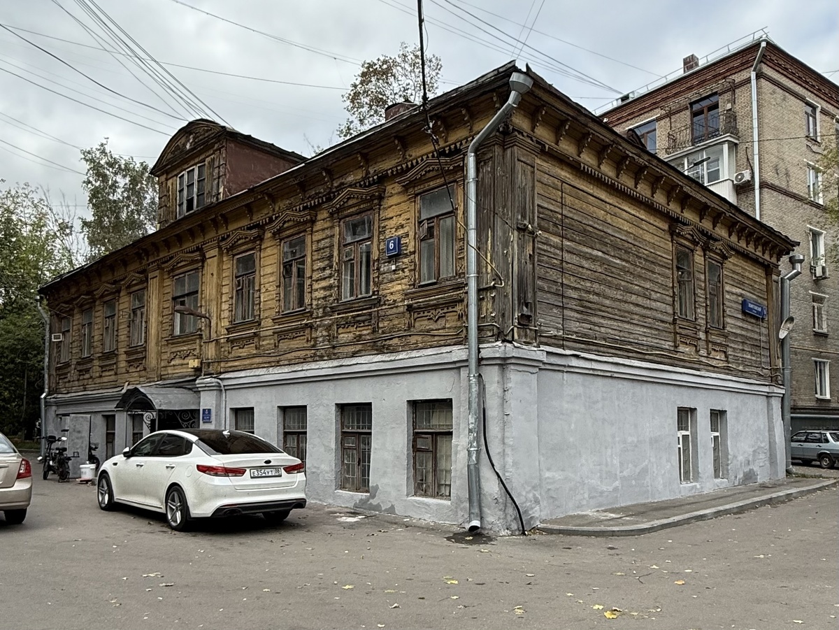 Фото автора канала. Деревянный дом Хомутовский тупик, 6, строение 3.