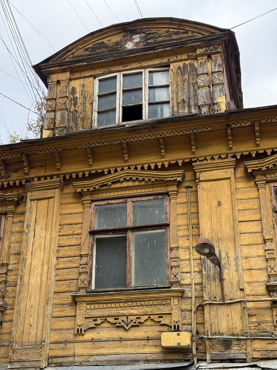 Фото автора канала. Деревянный дом Хомутовский тупик, 6, строение 3.