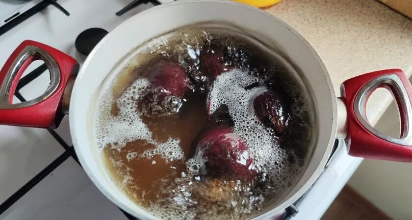    Не варю свеклу часами — хватит 15 минут: есть одна уловка при варке — выходит вкуснее, сочнее и без запаха на весь дом