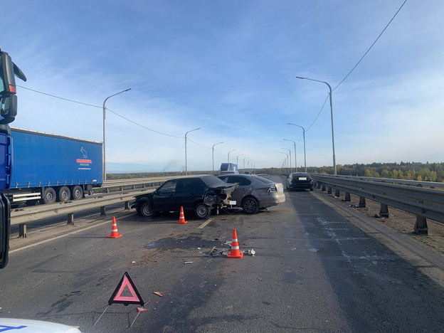    В Кирове на Трактовой столкнулись четыре автомобиля, есть пострадавшая