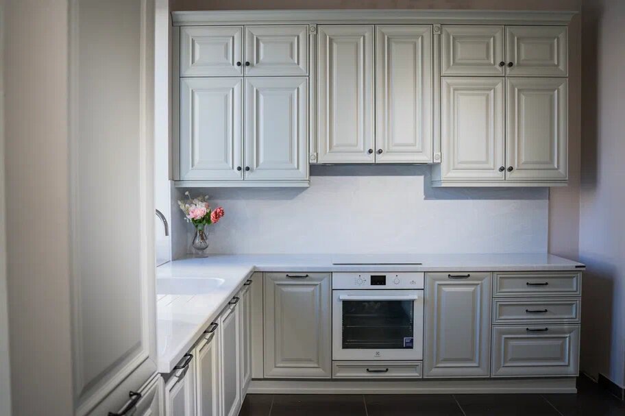 Духовой шкаф под варочной панелью — кухня ФЕЛИСА КОЛОР (массив)