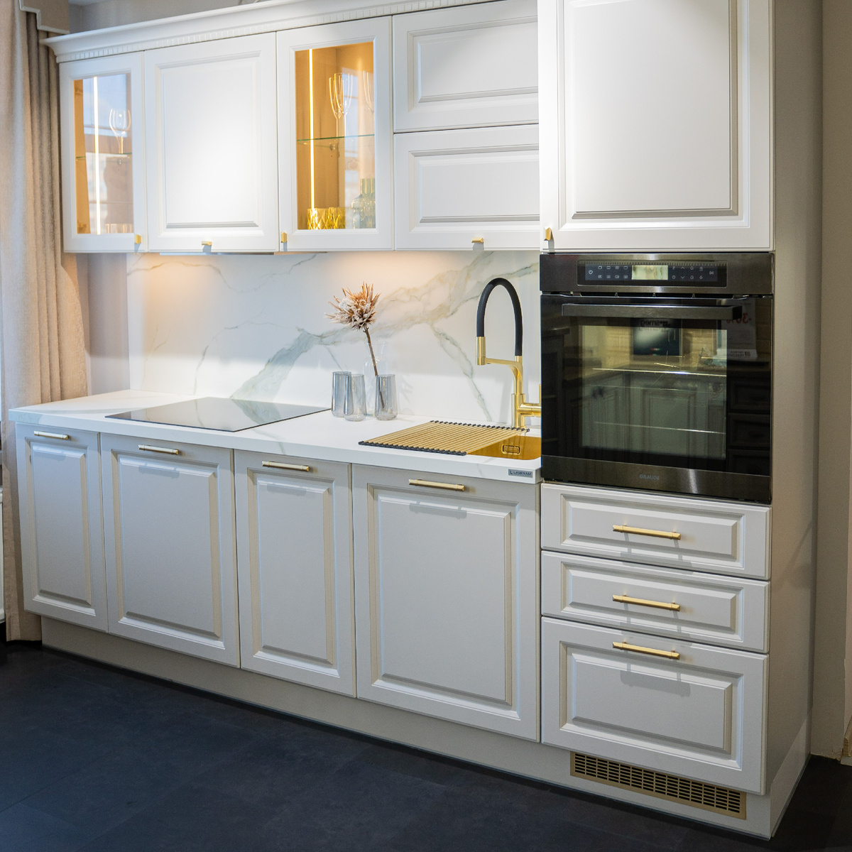 Духовка в колонне на уровне столешницы с тремя выдвижными ящиками внизу — кухня ЛОТАРИНГИЯ (МДФ+ПВХ)