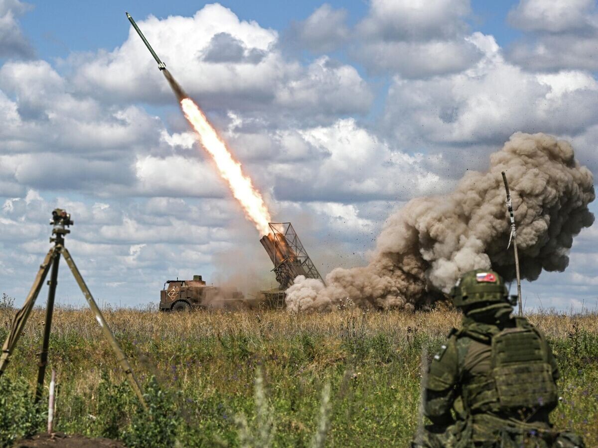    Боевая работа расчета установки РСЗО "Ураган"© РИА Новости / Сергей Бобылев