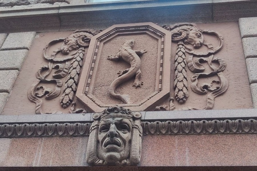 Барельеф с саламандрой на фасаде дома 4 по Гороховой ул.