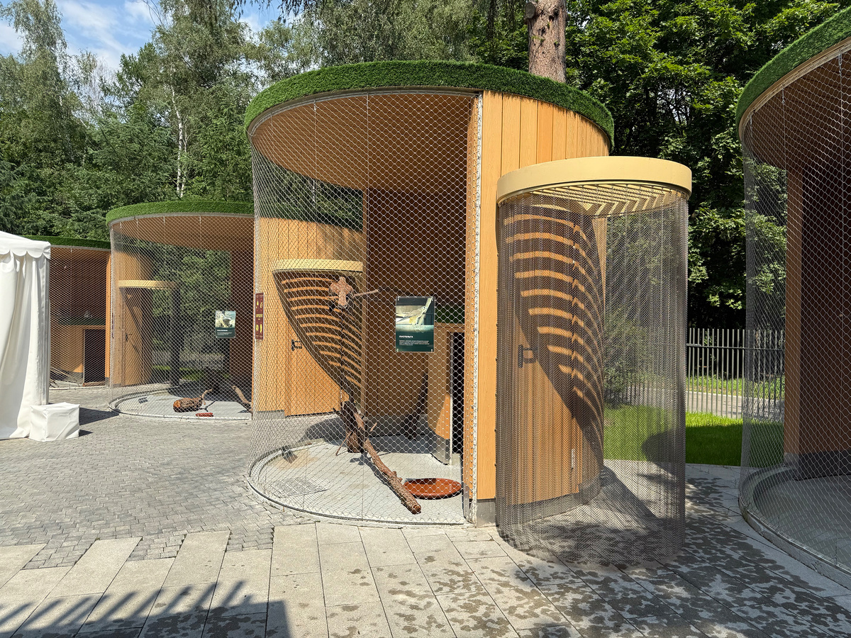 Вольер и тамбур из декоративной металлической шторы в орнитарии парка Сокольники