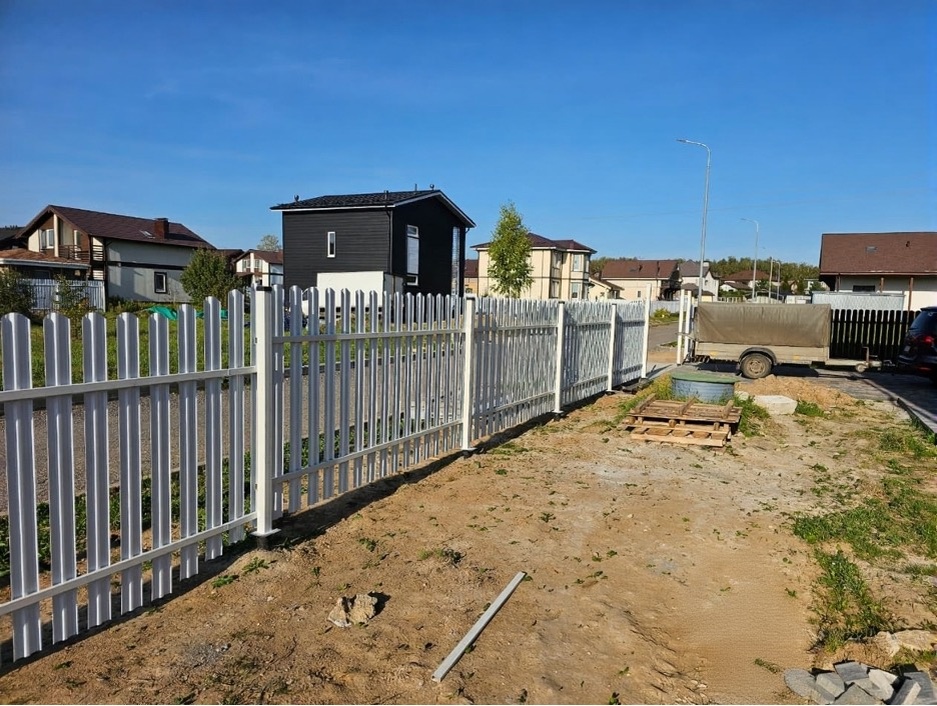 На этом фото можно увидеть оголовки свай, к которым крепятся столбы