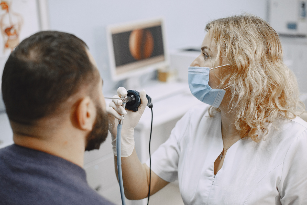 Многие пациенты удивляются: «Вы же всего лишь заглянули в нос — и уже ставите диагноз?»
На самом деле, это не «просто взгляд», а точное диагностическое исследование — эндоскопия полости носа и носоглотки.