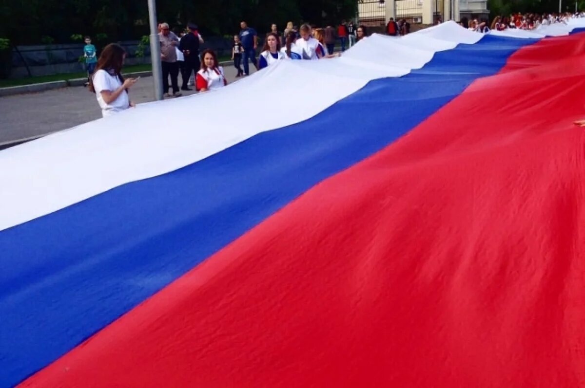    В Омске развернули 20-метровый триколор в честь воссоединения регионов