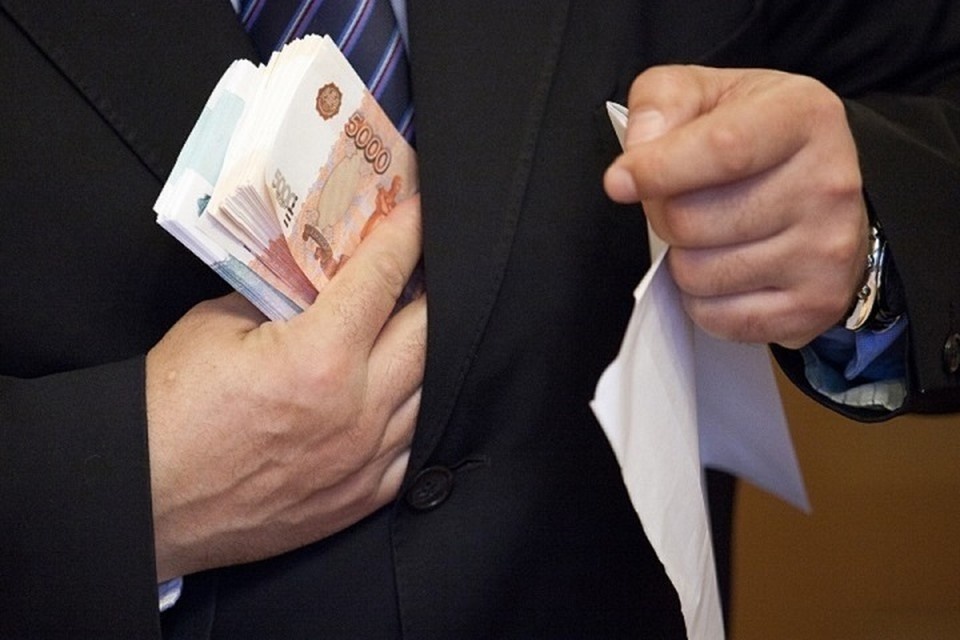    Утверждается, что будучи чиновником, мужчина получал деньги от местного предпринимателя в качестве платы за общее покровительство. Анастасия ОСИПОВА