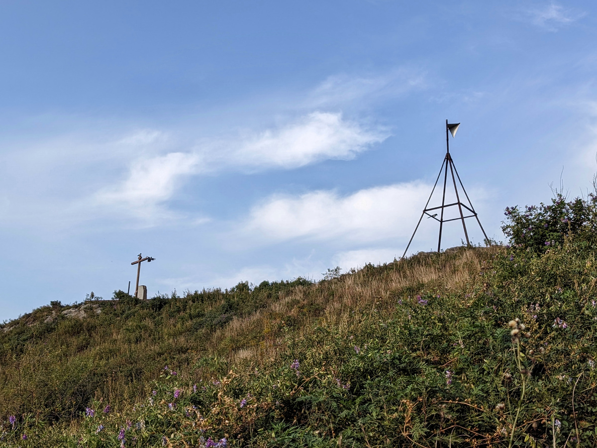Склон Крестовой сопки солнечным утром в последний день сентября.