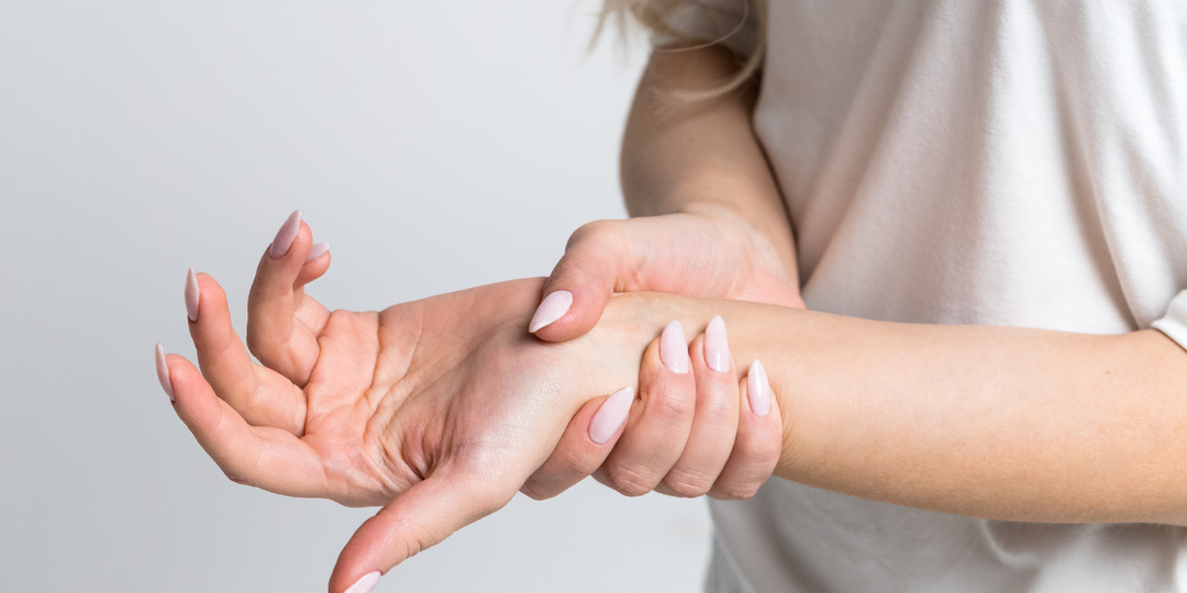 Что делать, если немеют руки и ноги: первые признаки проблем с сосудами