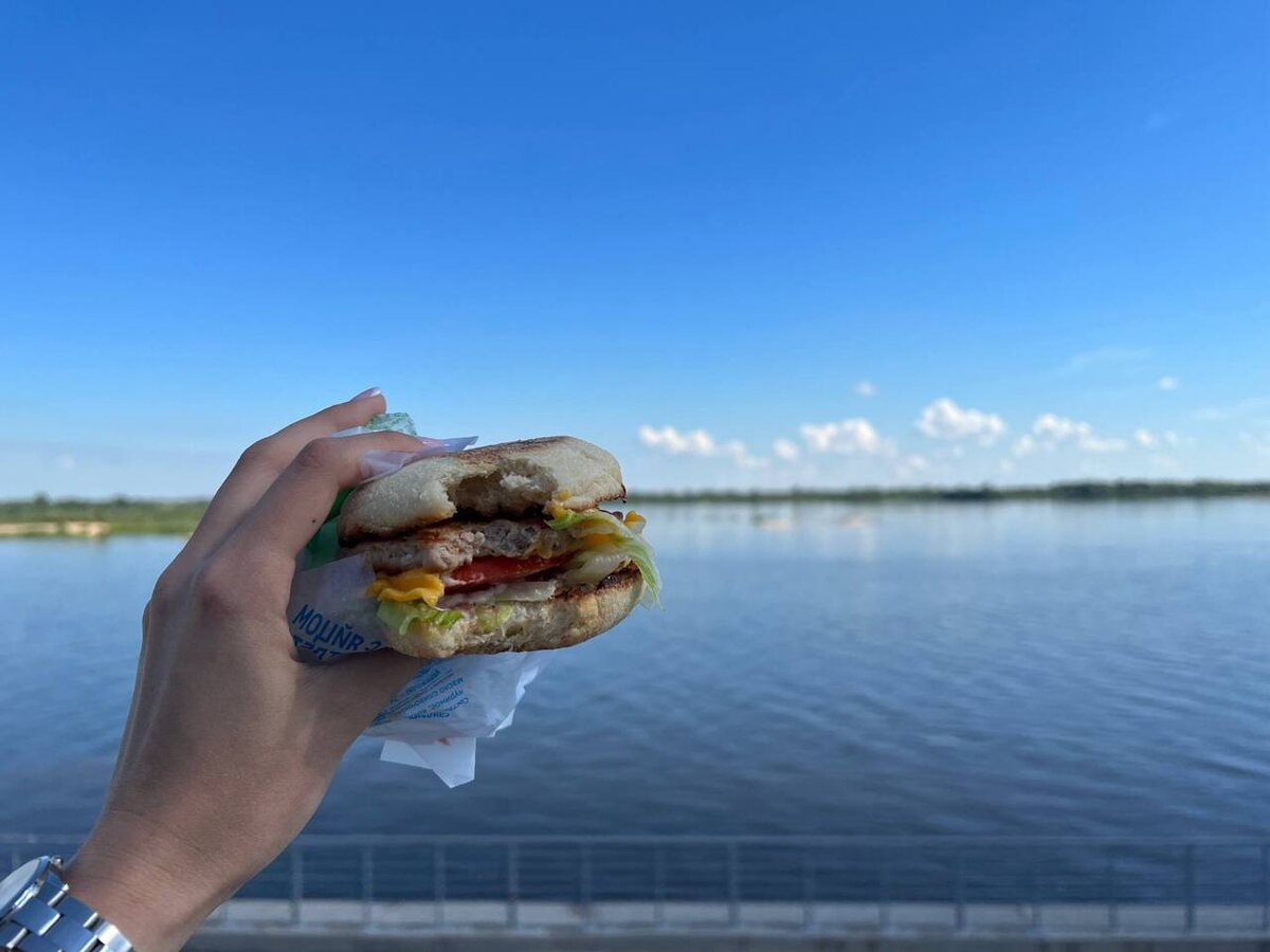 Завтрак на берегу Волги. Утреннее меню можно найти в ресторанах до 10:00. 