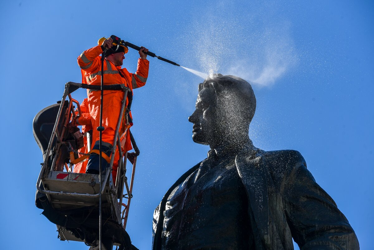 Изделия из любого материала нуждаются в периодическом уходе.