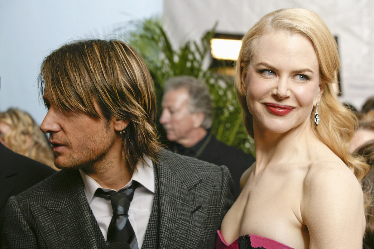 Музыкант Кит Урбан и актриса Николь Кидман на 41-й ежегодной церемонии вручения премии CMA Awards в Нэшвилле, 2007 год ©Ed Rode/WireImage/Getty Images  📷