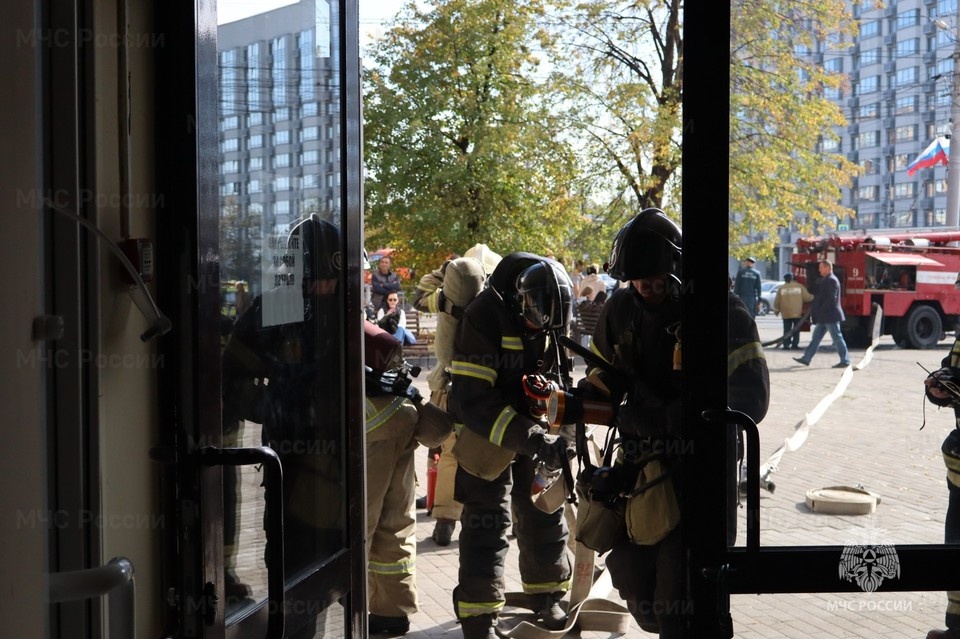    Ульяновские спасатели отработали спасения человека по время пожара в торговом центре. Фото архив КП