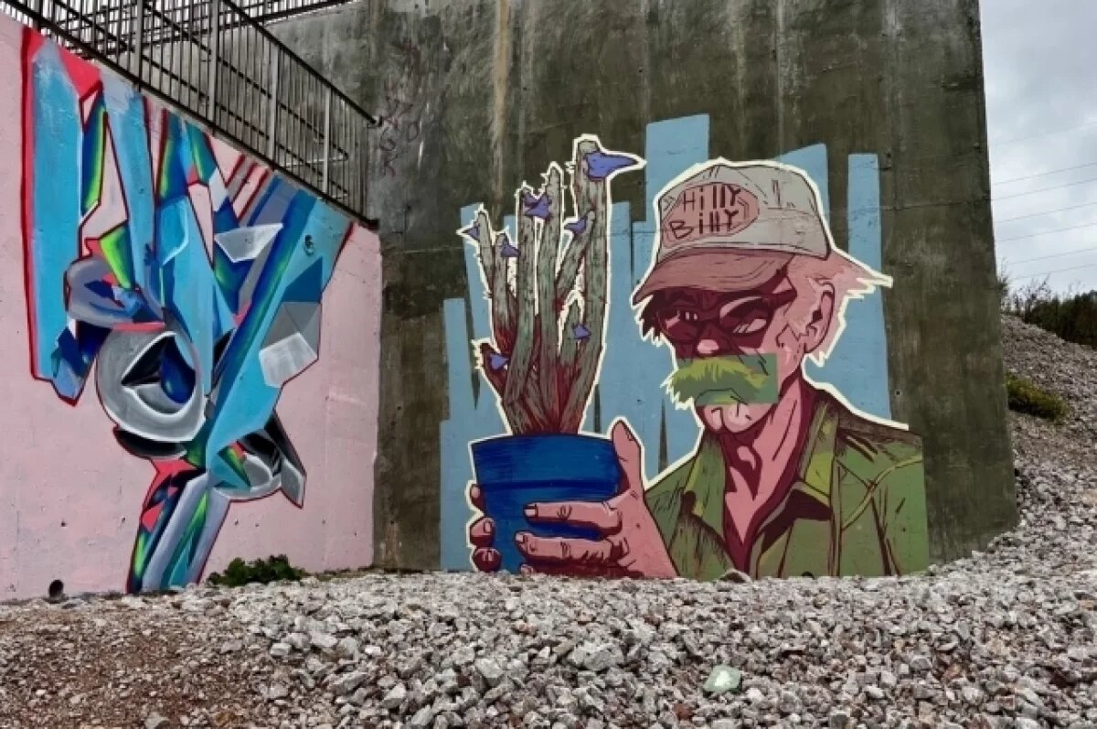    Подпорные стены на Водниках украсили граффити