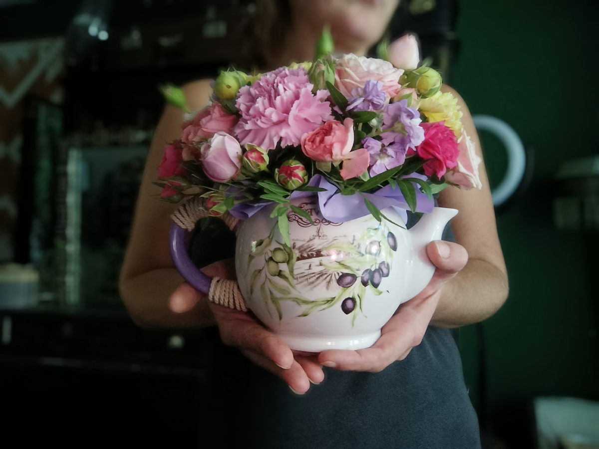 К вечеру мне тоже достался чудесный букет в чайнике - это готовая купленная композиция, но, представьте, девочки, как роскошно это можно повторить в винтажном заварочнике, потерявшем крышечку😍