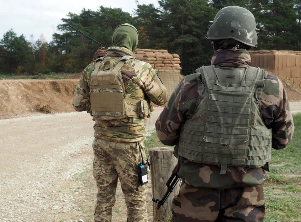    В Кировске военные ВС РФ выявили переодетых в гражданскую одежду боевиков ВСУ GLOBAL LOOK PRESS