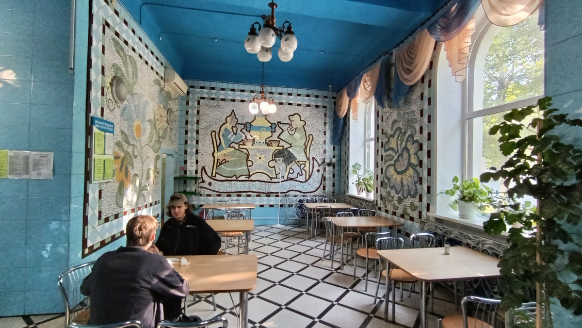 Мозаики сделаны не из смальты, а из кусочков битой керамической плитки. Фото автора.