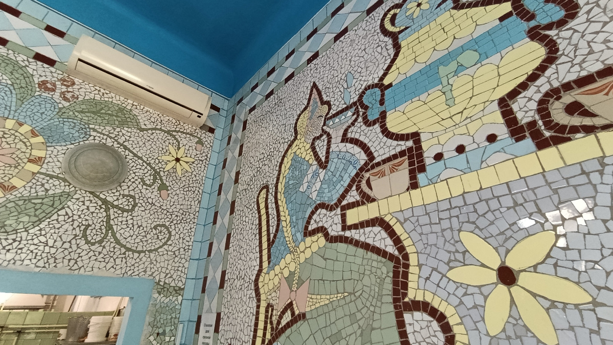 Мозаики появились не сразу, а начале 80-х годов. Фото автора.