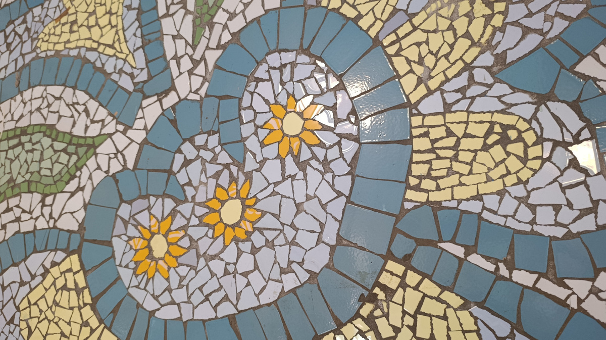 Любопытно, что ни один фрагмент не отвалился. Фото автора.