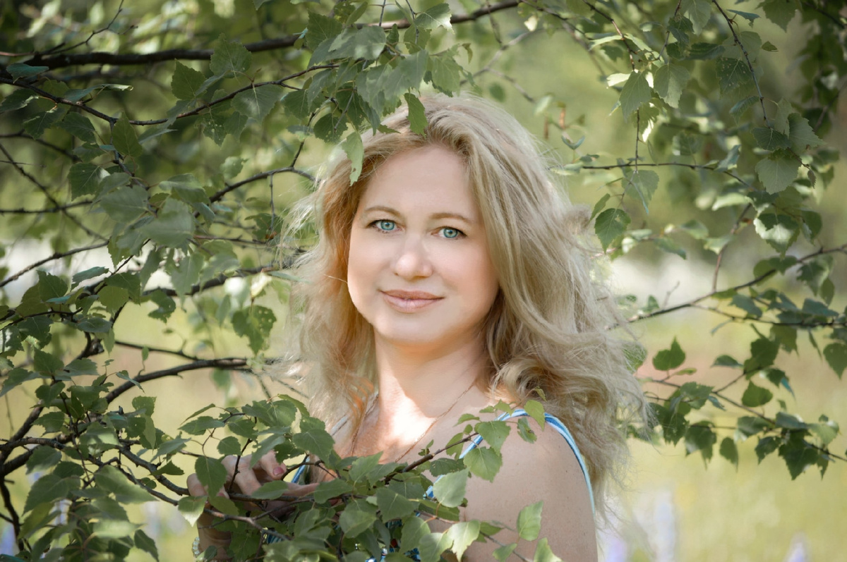 На фоне берёзы