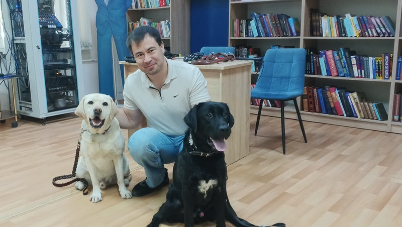    Слева собака-проводник Берн, справа от Андрея — Хагги Фото: Из личного фотоархива Андрея Долженко